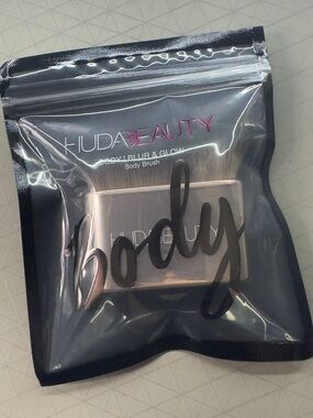 HUDA BEAUTY Body Blur & Glow Body Brush